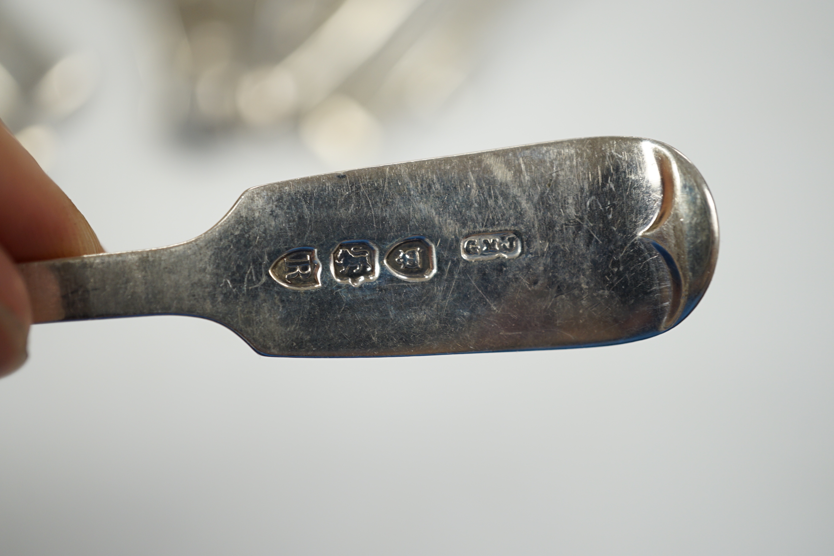 A set of eleven late Victorian silver fiddle pattern teaspoons, London, 1892 and sixteen earlier assorted silver teaspoons, 15.4oz.